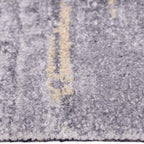 Zijkant detail aanzicht van het vloerkleed CYLOR in de kleuren Goud / Grijs, gemaakt van Polyester.