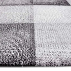 Zijkant detail aanzicht van het vloerkleed DAKREN in de kleur Grijs, gemaakt van Polyester.