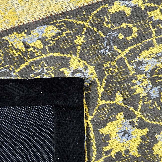 Achterkant hoek aanzicht van het vloerkleed DARIEN in de kleuren Geel / Grijs, gemaakt van Katoen.