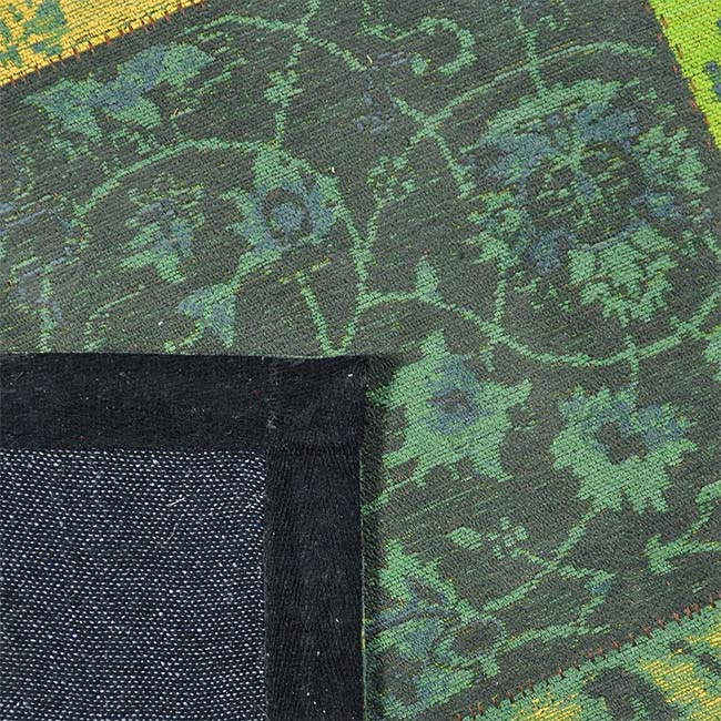 Achterkant hoek aanzicht van het vloerkleed DARIEN in de kleur Groen, gemaakt van Katoen.