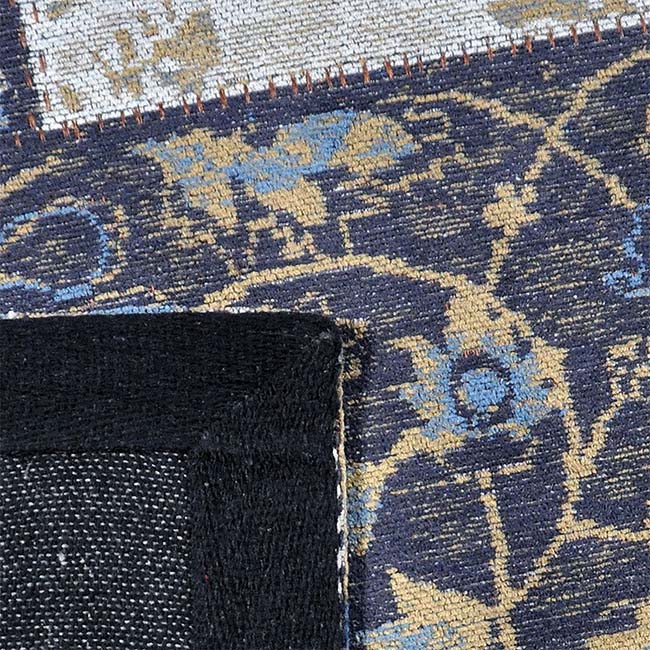 Achterkant hoek aanzicht van het vloerkleed DARIEN in de kleur Licht Blauw, gemaakt van Katoen.