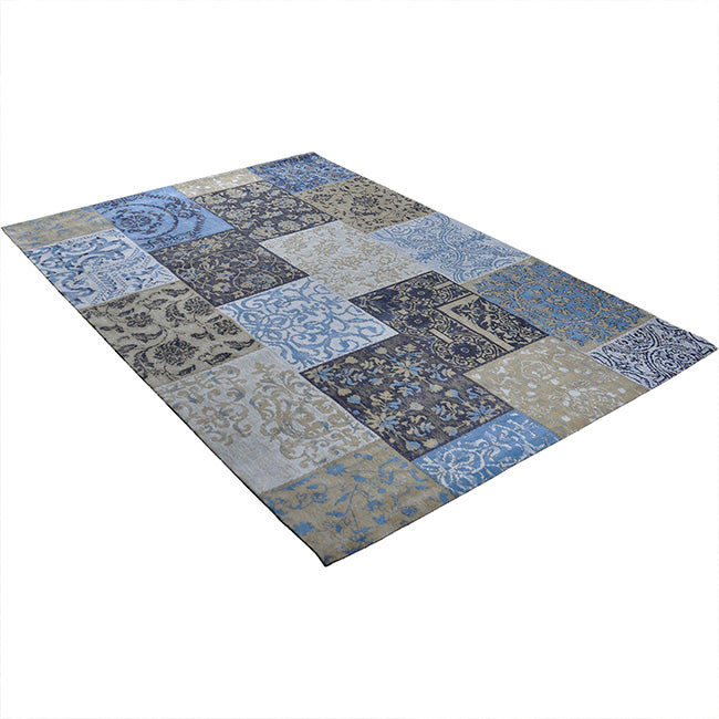 Diagonaal aanzicht van het vloerkleed DARIEN in de kleur Licht Blauw, gemaakt van Katoen.