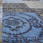 Zijkant detail aanzicht van het vloerkleed DARIEN in de kleur Licht Blauw, gemaakt van Katoen.