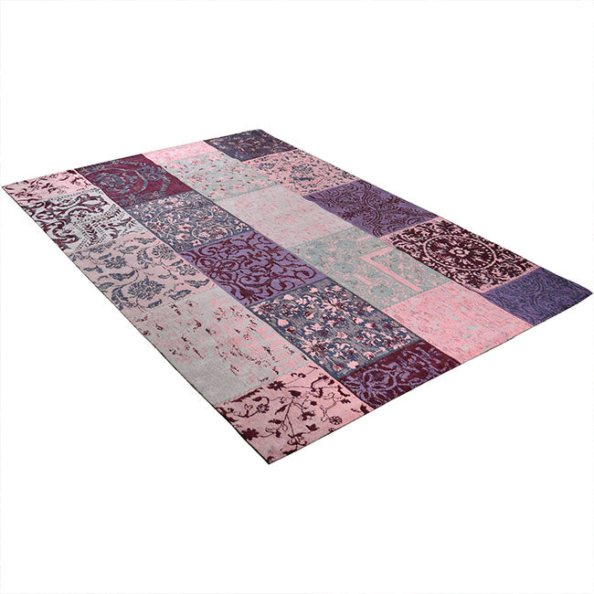 Diagonaal aanzicht van het vloerkleed DARIEN in de kleur Roze, gemaakt van Katoen.