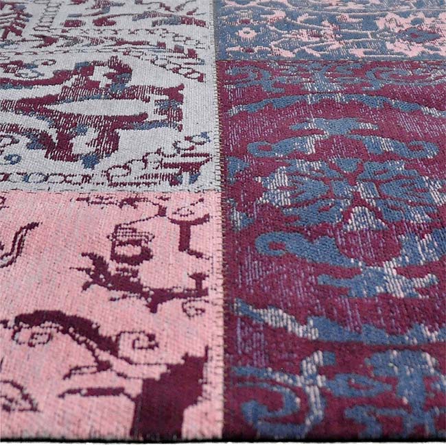 Zijkant detail aanzicht van het vloerkleed DARIEN in de kleur Roze, gemaakt van Katoen.