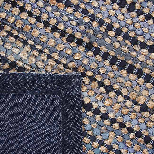 Achterkant hoek aanzicht van het vloerkleed DENVAR in de kleur Grijs, gemaakt van Jute.