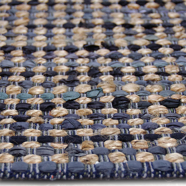 Zijkant detail aanzicht van het vloerkleed DENVAR in de kleur Grijs, gemaakt van Jute.