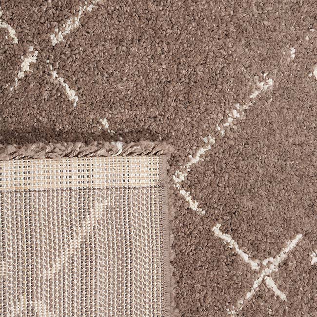 Achterkant hoek aanzicht van het vloerkleed DORVIK in de kleuren Camel / Bruin, gemaakt van Polyester.