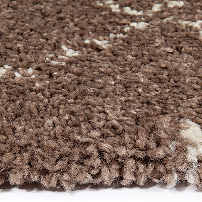 Zijkant detail aanzicht van het vloerkleed DORVIK in de kleuren Camel / Bruin, gemaakt van Polyester.