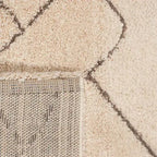Achterkant hoek aanzicht van het vloerkleed DORVIK in de kleuren Creme / Beige, gemaakt van Polyester.