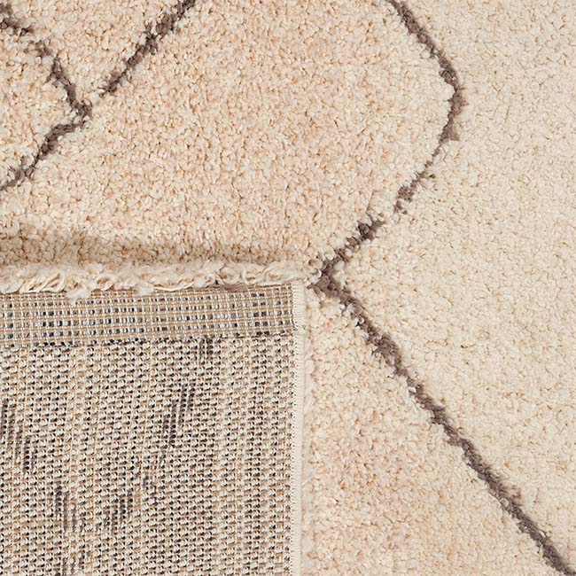 Achterkant hoek aanzicht van het vloerkleed DORVIK in de kleuren Creme / Beige, gemaakt van Polyester.