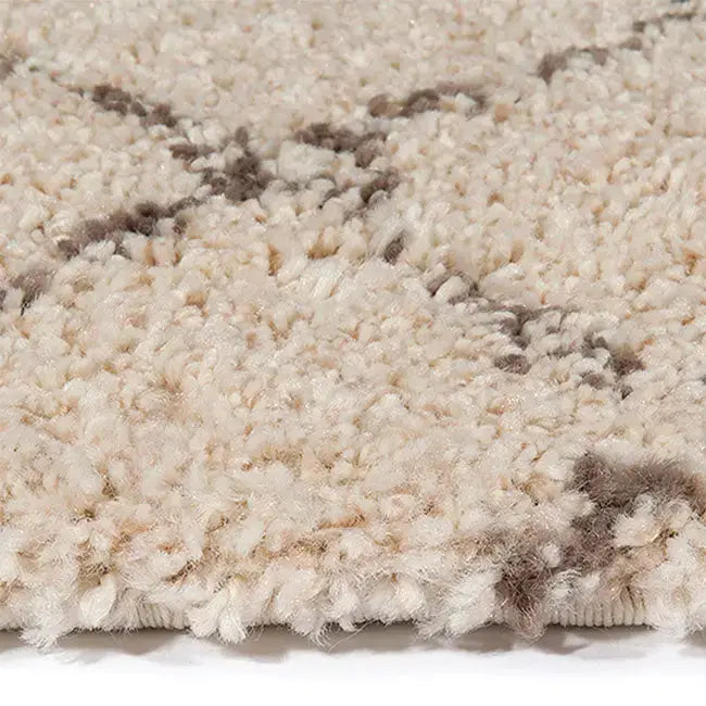 Zijkant detail aanzicht van het vloerkleed DORVIK in de kleuren Creme / Beige, gemaakt van Polyester.