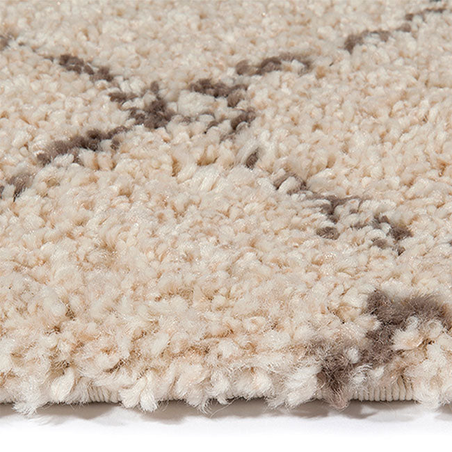 Zijkant detail aanzicht van het vloerkleed DORVIK in de kleuren Creme / Beige, gemaakt van Polyester.