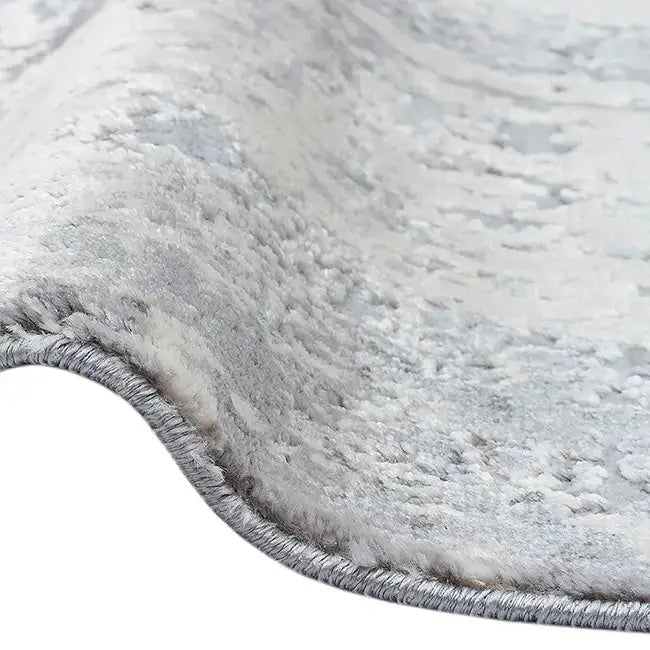 Zijkant detail aanzicht van het vloerkleed DRAVEN in de kleuren Creme / Grijs, gemaakt van Polyester.