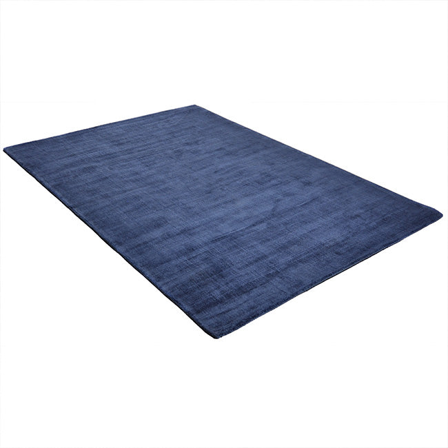Diagonaal aanzicht van het vloerkleed DURELLE in de kleur Blauw, gemaakt van Polyester.