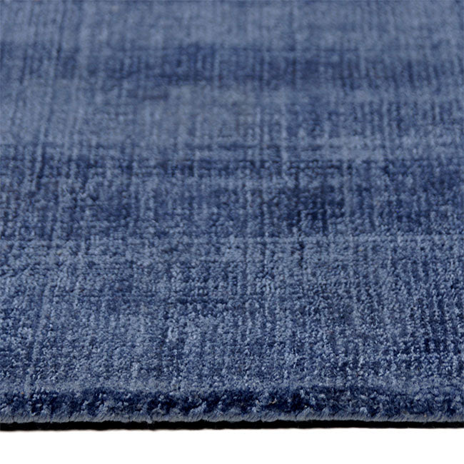 Zijkant detail aanzicht van het vloerkleed DURELLE in de kleur Blauw, gemaakt van Polyester.