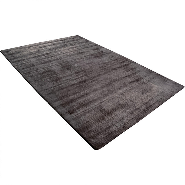 Diagonaal aanzicht van het vloerkleed DURELLE in de kleur Donker Grijs, gemaakt van Polyester.