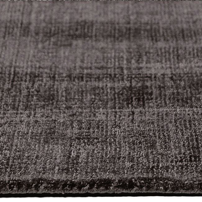 Zijkant detail aanzicht van het vloerkleed DURELLE in de kleur Donker Grijs, gemaakt van Polyester.