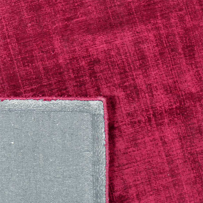 Achterkant hoek aanzicht van het vloerkleed DURELLE in de kleuren Wijn / Rood, gemaakt van Polyester.