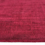 Zijkant detail aanzicht van het vloerkleed DURELLE in de kleuren Wijn / Rood, gemaakt van Polyester.