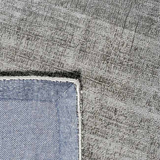 Achterkant hoek aanzicht van het vloerkleed DURELLE in de kleur Zilver, gemaakt van Polyester.