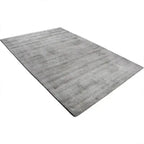 Diagonaal aanzicht van het vloerkleed DURELLE in de kleur Zilver, gemaakt van Polyester.