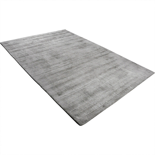 Diagonaal aanzicht van het vloerkleed DURELLE in de kleur Zilver, gemaakt van Polyester.