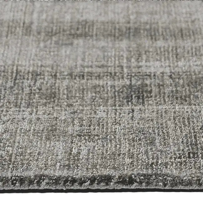 Zijkant detail aanzicht van het vloerkleed DURELLE in de kleur Zilver, gemaakt van Polyester.