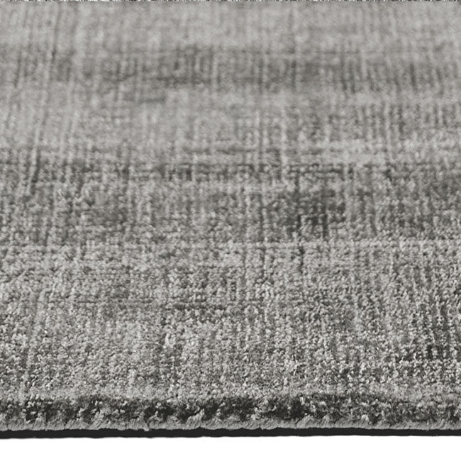 Zijkant detail aanzicht van het vloerkleed DURELLE in de kleur Zilver, gemaakt van Polyester.