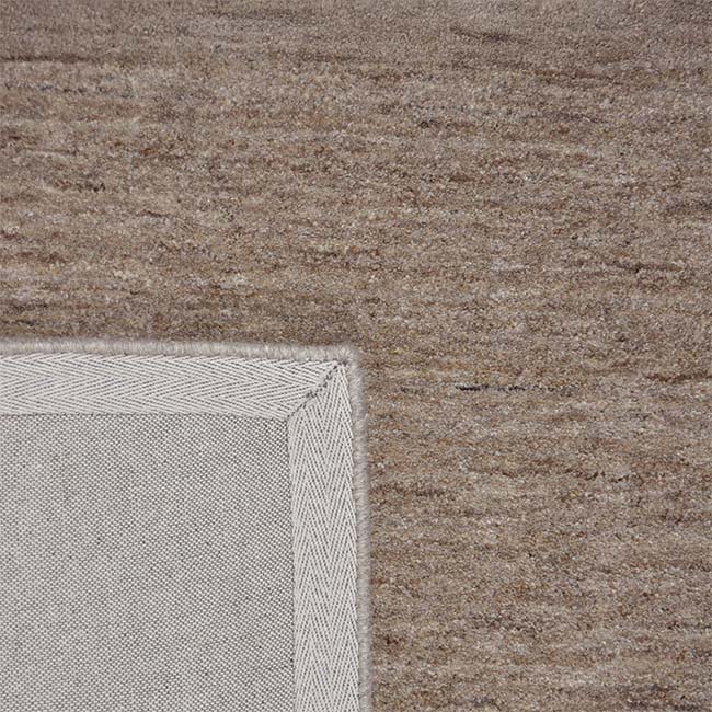 Achterkant hoek aanzicht van het vloerkleed EON SHADE in de kleuren Camel / Bruin, gemaakt van 100% Wol.