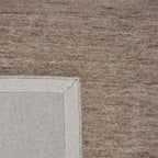 Achterkant hoek aanzicht van het vloerkleed EON SHADE in de kleuren Camel / Bruin, gemaakt van 100% Wol.