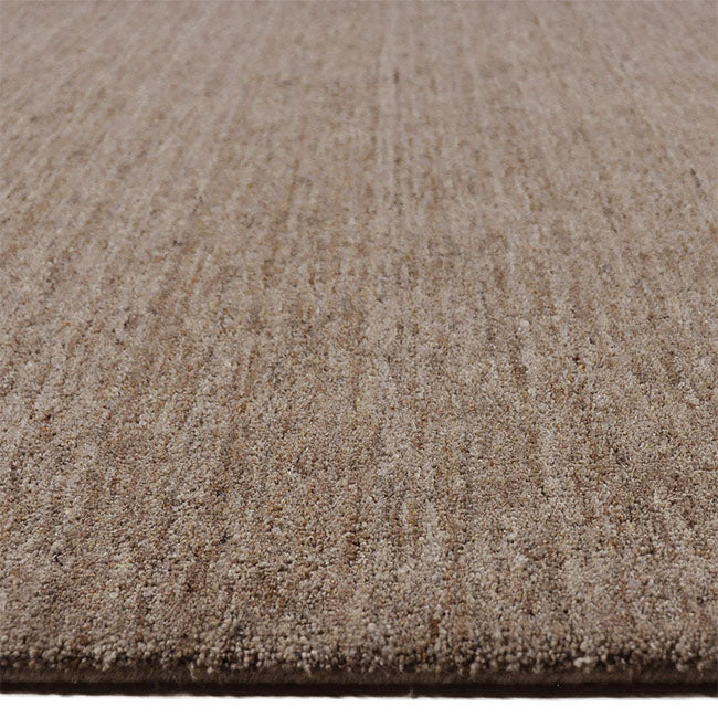 Zijkant detail aanzicht van het vloerkleed EON SHADE in de kleuren Camel / Bruin, gemaakt van 100% Wol.