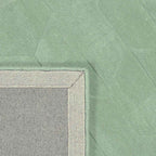 Achterkant hoek aanzicht van het vloerkleed GARON HEXAGON in de kleuren Mint / Groen, gemaakt van 100% Wol.