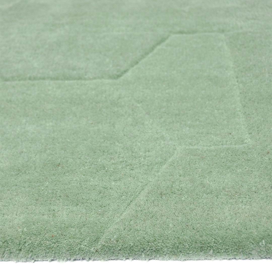 Zijkant detail aanzicht van het vloerkleed GARON HEXAGON in de kleuren Mint / Groen, gemaakt van 100% Wol.