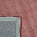 Achterkant hoek aanzicht van het vloerkleed GARON HEXAGON in de kleur Roze, gemaakt van 100% Wol.