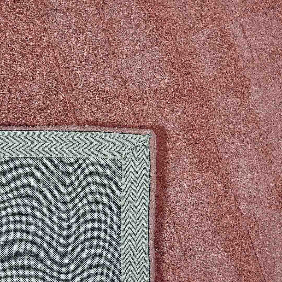 Achterkant hoek aanzicht van het vloerkleed GARON HEXAGON in de kleur Roze, gemaakt van 100% Wol.