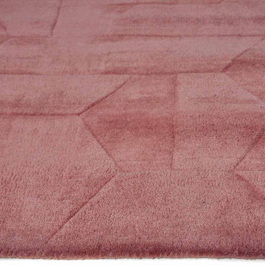 Zijkant detail aanzicht van het vloerkleed GARON HEXAGON in de kleur Roze, gemaakt van 100% Wol.