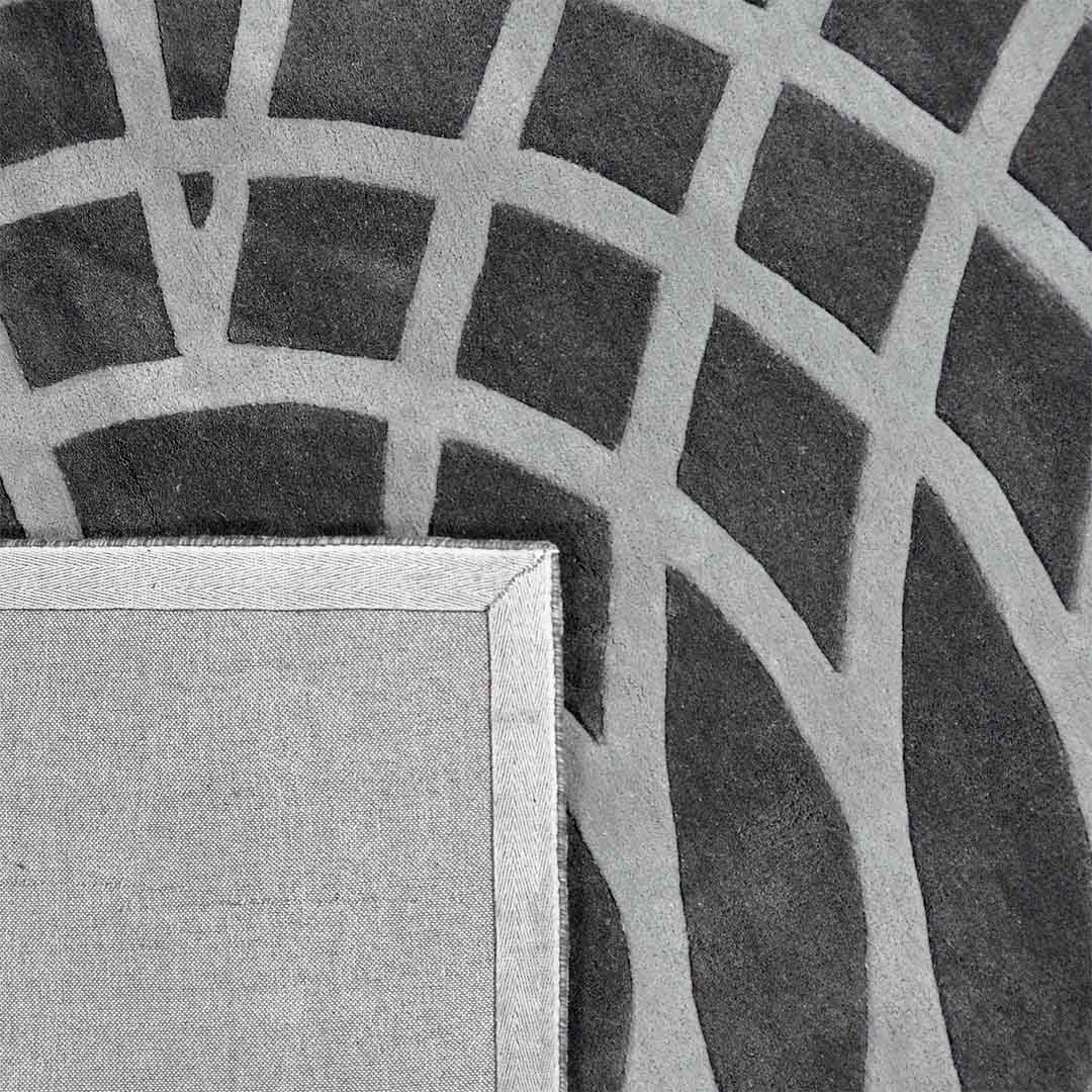 Achterkant hoek aanzicht van het vloerkleed GARON INCA in de kleur Grijs, gemaakt van 100% Wol.