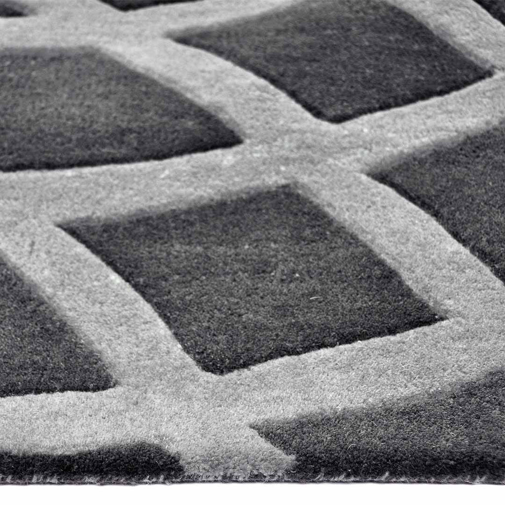 Zijkant detail aanzicht van het vloerkleed GARON INCA in de kleur Grijs, gemaakt van 100% Wol.