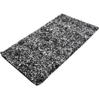 Diagonaal aanzicht van het vloerkleed HALVOR Klein in de kleur Antraciet, gemaakt van Polyester.