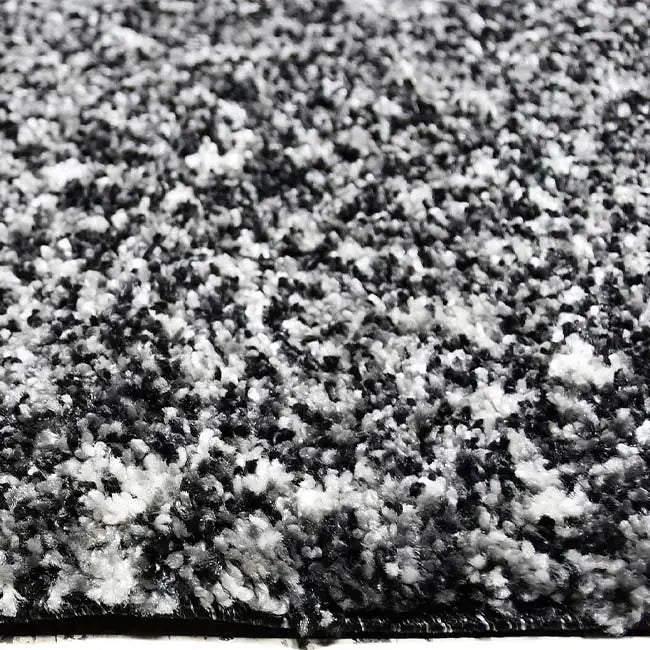 Zijkant detail aanzicht van het vloerkleed HALVOR Klein in de kleur Antraciet, gemaakt van Polyester.