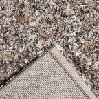Achterkant hoek aanzicht van het vloerkleed HALVOR Klein in de kleur Beige, gemaakt van Polyester.