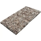 Diagonaal aanzicht van het vloerkleed HALVOR Klein in de kleur Beige, gemaakt van Polyester.