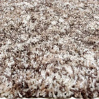 Zijkant detail aanzicht van het vloerkleed HALVOR Klein in de kleur Beige, gemaakt van Polyester.