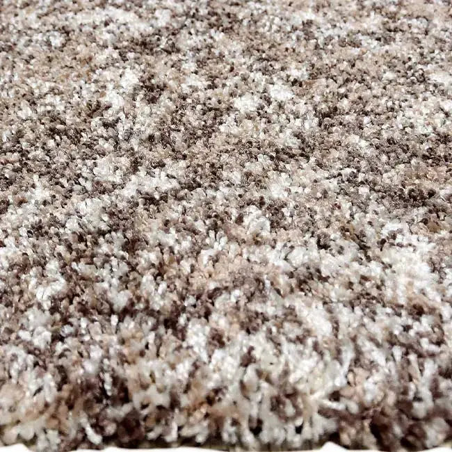 Zijkant detail aanzicht van het vloerkleed HALVOR Klein in de kleur Beige, gemaakt van Polyester.