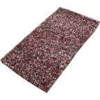 Diagonaal aanzicht van het vloerkleed HALVOR Klein in de kleur Rood, gemaakt van Polyester.