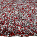 Zijkant detail aanzicht van het vloerkleed HALVOR Klein in de kleur Rood, gemaakt van Polyester.