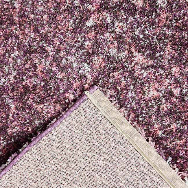 Achterkant hoek aanzicht van het vloerkleed HALVOR Klein in de kleur Roze, gemaakt van Polyester.