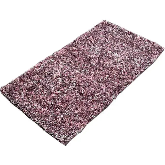 Diagonaal aanzicht van het vloerkleed HALVOR Klein in de kleur Roze, gemaakt van Polyester.