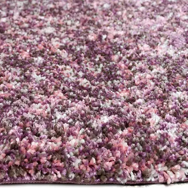 Zijkant detail aanzicht van het vloerkleed HALVOR Klein in de kleur Roze, gemaakt van Polyester.